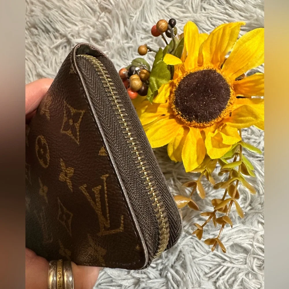 Louis Vuitton Monogram Zippy Wallet - Picture 3 of 16